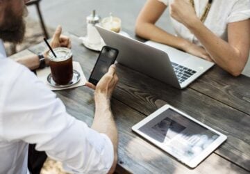 In de wereld van online dating zijn vertrouwen en authenticiteit vaak doorslaggevend voor de vraag of singles zich op hun gemak voelen bij het zetten van de volgende stap. Voor Nederlandse singles die op zoek zijn naar een echte connectie, biedt eMatch een verfrissend alternatief voor drukke, onpersoonlijke datingplatforms. Met een sterke focus op geverifieerde profielen, een evenwichtige man-vrouwverhouding en een veilige omgeving, herdefinieert eMatch hoe online dating in Nederland werkt.