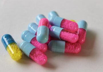 In der heutigen schnelllebigen Welt muss sich das Gesundheitswesen weiterentwickeln, um mit den Anforderungen des modernen Lebens Schritt zu halten. Lange Wartezeiten, ein voller Terminkalender und sensible Gesundheitsthemen erschweren oft die Suche nach medizinischem Rat. Dokteronline schließt diese Lücke und bietet eine zugängliche E-Health-Plattform, die es Menschen ermöglicht, selbstbewusst und bequem ihr Wohlbefinden selbst in die Hand zu nehmen. Seit der Gründung im Jahr 2004 hat sich Dokteronline von einer nationalen niederländischen Organisation zu einer internationalen Gesundheitsplattform entwickelt, die Patienten in ganz Europa, einschließlich Deutschland, betreut. Mit dem Fokus auf verantwortungsvollem Selbstmanagement und vertrauenswürdiger medizinischer Beratung ist die Marke zu einem führenden Beispiel dafür geworden, wie Technologie und Gesundheitswesen zum Wohle der Patienten zusammenarbeiten können.