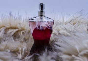 In a world where a luxury scent can set you back over £200, a small UK-based brand is rewriting the rules of the fragrance game—one bottle at a time. Smel., known for its cheeky tone and bold mission, is proving you don’t need a designer label to turn heads. With fragrances starting at just £2.95, Smel. is giving shoppers the chance to smell like a million bucks—without the million-pound price tag. But this is more than just a savvy budget alternative. This is a movement.
