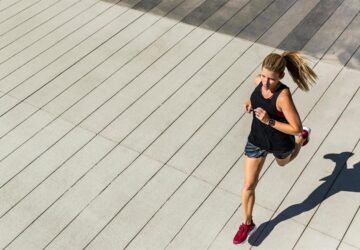 Sportowcy nastawieni na wyniki wiedzą, że odpowiedni sprzęt może mieć znaczenie zarówno podczas treningu, jak i w życiu codziennym. SportStyleStory, jako oficjalny i wyłączny dystrybutor marki Under Armour w Polsce, zbudował swoją reputację dzięki łączeniu funkcjonalności, wygody i stylu w jedną, przystępną platformę. Od ponad dekady marka wspiera profesjonalnych sportowców i entuzjastów fitnessu, oferując szeroki wybór odzieży sportowej, obuwia i akcesoriów zaprojektowanych z myślą o wydajności i stylu życia.