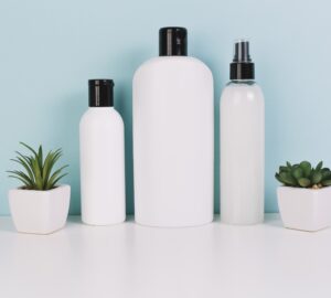 Dans l'univers des soins de la peau, en perpétuelle évolution et où les tendances se succèdent, un élément demeure intemporel : le pouvoir bienfaisant de la nature. Au cœur de la philosophie d'Uriage se trouve un ingrédient unique qui a traversé les âges : l'Eau Thermale d'Uriage. Puisée dans les Alpes françaises, cette eau riche en minéraux est la base d'une marque de soins qui allie expertise dermatologique et pureté naturelle pour offrir à tous une peau saine et éclatante.