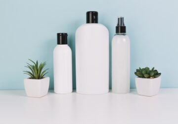 Dans l'univers des soins de la peau, en perpétuelle évolution et où les tendances se succèdent, un élément demeure intemporel : le pouvoir bienfaisant de la nature. Au cœur de la philosophie d'Uriage se trouve un ingrédient unique qui a traversé les âges : l'Eau Thermale d'Uriage. Puisée dans les Alpes françaises, cette eau riche en minéraux est la base d'une marque de soins qui allie expertise dermatologique et pureté naturelle pour offrir à tous une peau saine et éclatante.