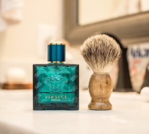 In einer Zeit, in der Körperpflege kein Luxus mehr ist, sondern eine Lifestyle-Entscheidung, hat ein Online-Shop die Bedeutung eines gepflegten Mannes neu definiert. DERGEPFLEGTEMANN.DE hat sich schnell zur Anlaufstelle für alle entwickelt, die sowohl klassische Pflegerituale als auch moderne Hautpflege schätzen. Dieser deutsche Online-Shop setzt auf Qualität, Vielfalt und Stil und ist für Männer konzipiert, die Wert auf ihr Aussehen – und ihre Pflegeprodukte – legen. Ob Sie zum ersten Mal die Nassrasur ausprobieren, Ihre Bartpflegeroutine optimieren oder leistungsstarke Anti-Aging-Produkte suchen – DERGEPFLEGTEMANN.DE bietet für jeden Mann das passende Erlebnis.