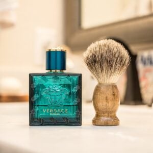 In einer Zeit, in der Körperpflege kein Luxus mehr ist, sondern eine Lifestyle-Entscheidung, hat ein Online-Shop die Bedeutung eines gepflegten Mannes neu definiert. DERGEPFLEGTEMANN.DE hat sich schnell zur Anlaufstelle für alle entwickelt, die sowohl klassische Pflegerituale als auch moderne Hautpflege schätzen. Dieser deutsche Online-Shop setzt auf Qualität, Vielfalt und Stil und ist für Männer konzipiert, die Wert auf ihr Aussehen – und ihre Pflegeprodukte – legen. Ob Sie zum ersten Mal die Nassrasur ausprobieren, Ihre Bartpflegeroutine optimieren oder leistungsstarke Anti-Aging-Produkte suchen – DERGEPFLEGTEMANN.DE bietet für jeden Mann das passende Erlebnis.